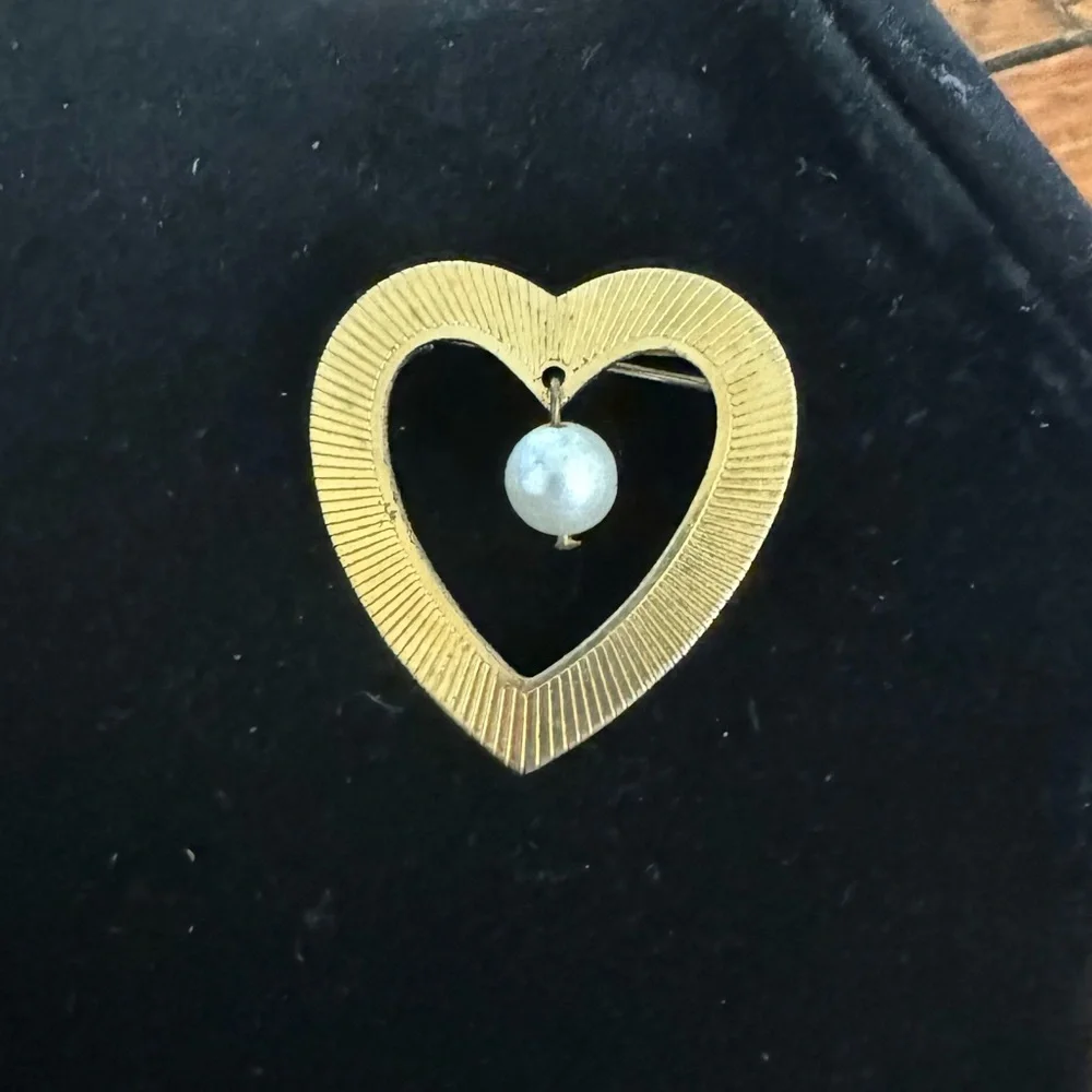 Ribbed Gold Tone Open Heart with Floating Pearl Brooch Pin